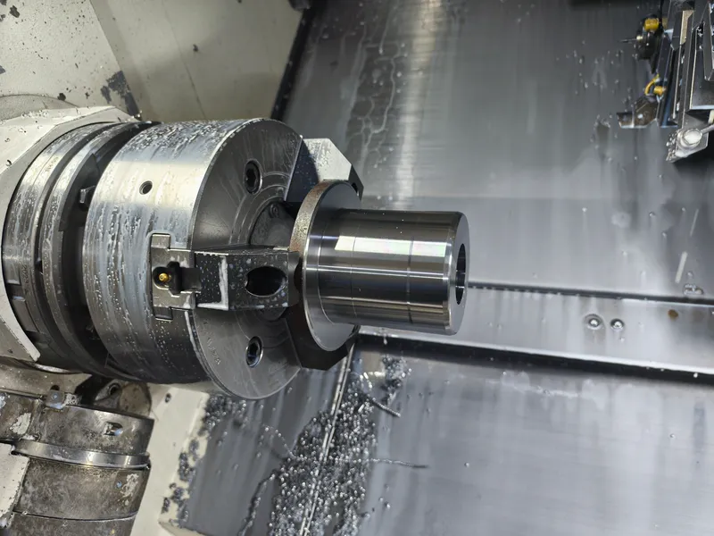 Dasselbe Teil nach der Erstseitenbearbeitung im Futter der Mazak QT-250MY