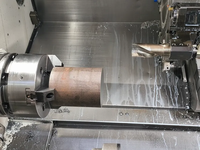 Rohteil aus Rundstahl im Futter der Mazak QT-250MY vor der Bearbeitung