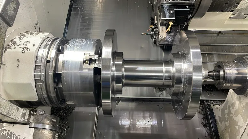 Welle mit Flanschen in der Bearbeitung auf der Mazak QT-250MY