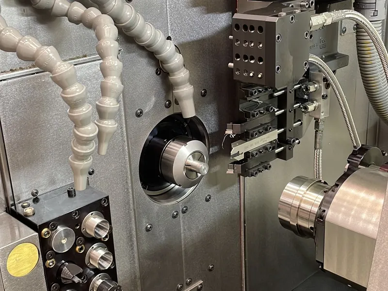 Langdrehen auf der DMG MORI Sprint 32|8, Werkzeugträger und Führungsbuchse